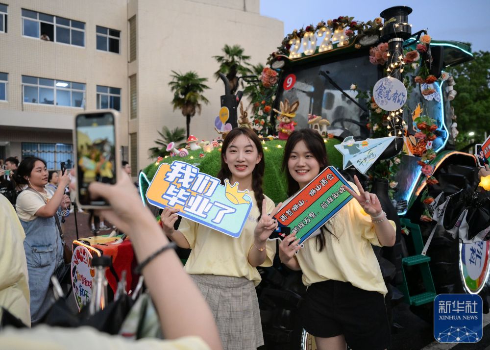 6月21日,威尼斯电子游戏学生在农机花车前拍照留念。