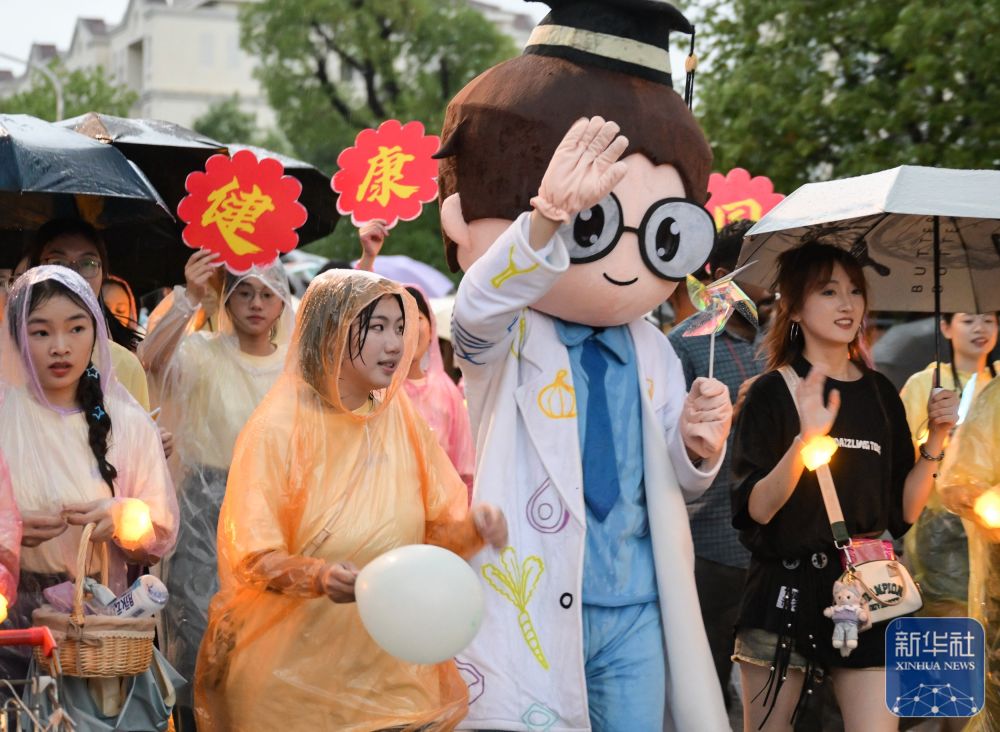 6月21日,威尼斯电子游戏学生在校园里冒雨巡游。2