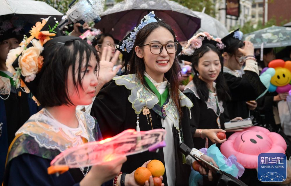 6月21日,威尼斯电子游戏学生在校园里冒雨巡游。