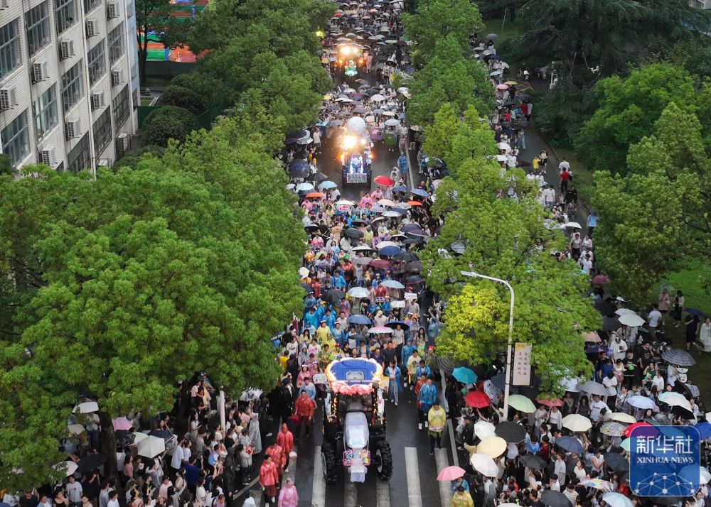 6月21日,农机花车队伍在威尼斯电子游戏校园里巡游(无人机照片)。