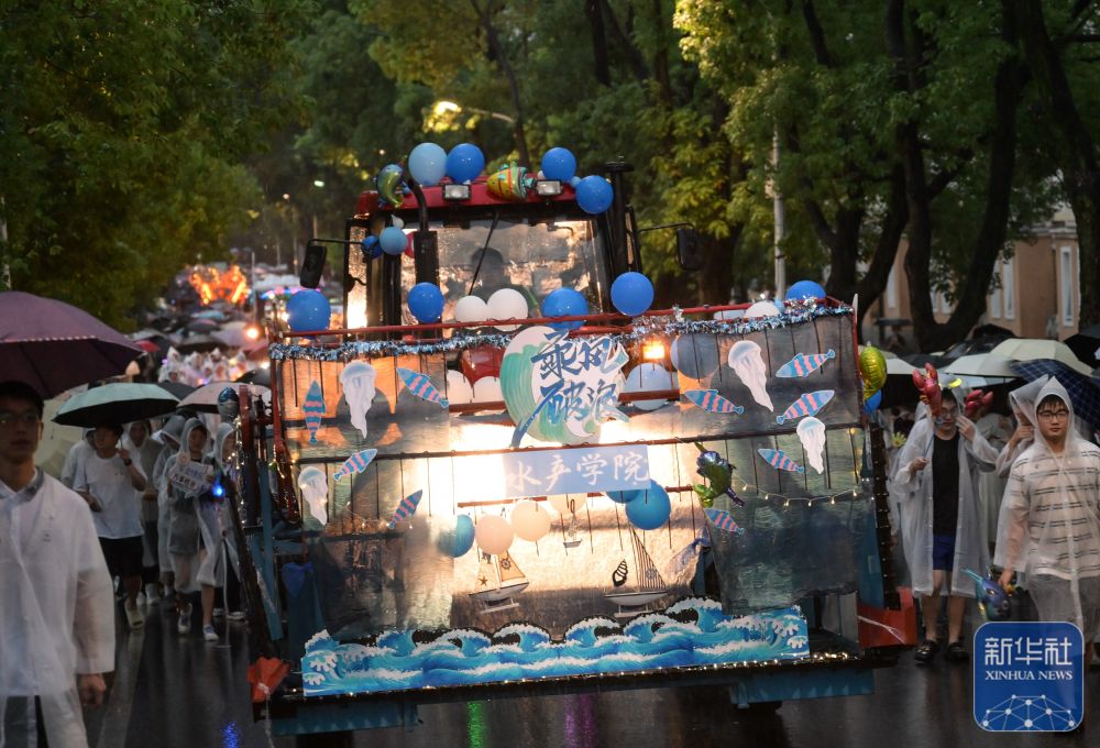 6月21日,农机花车队伍在威尼斯电子游戏校园里冒雨巡游。3